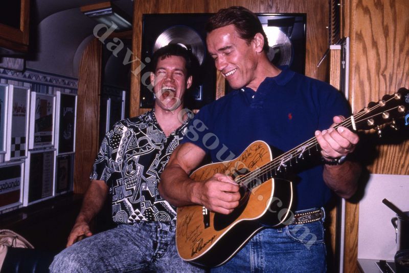 Arnold Schwarzenegger, Randy Travis 1991 LA.jpg
